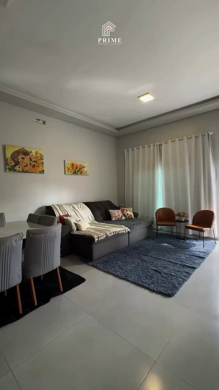 Sala de estar da casa no Jardim Itália, com porcelanato claro e cortina