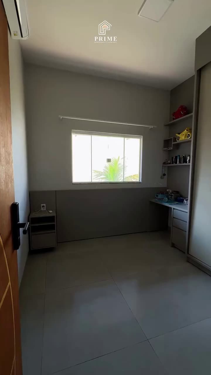 Área de serviço separada, com bancada e janela