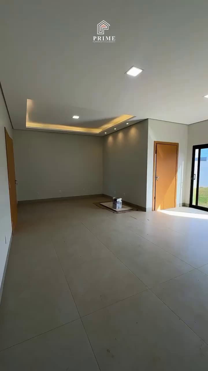 Sala vazia com sanca e fita de LED no teto