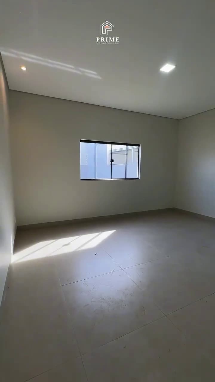 Quarto vazio com janela alta