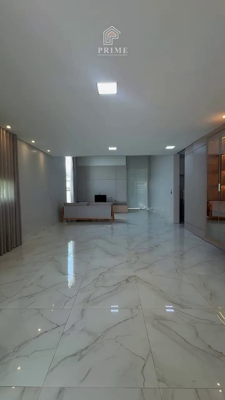 Área social integrada, com porcelanato marmorizado e esquadria de vidro ao fundo