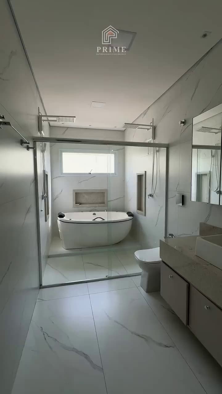 Banheiro da suíte principal, com banheira em box de vidro
