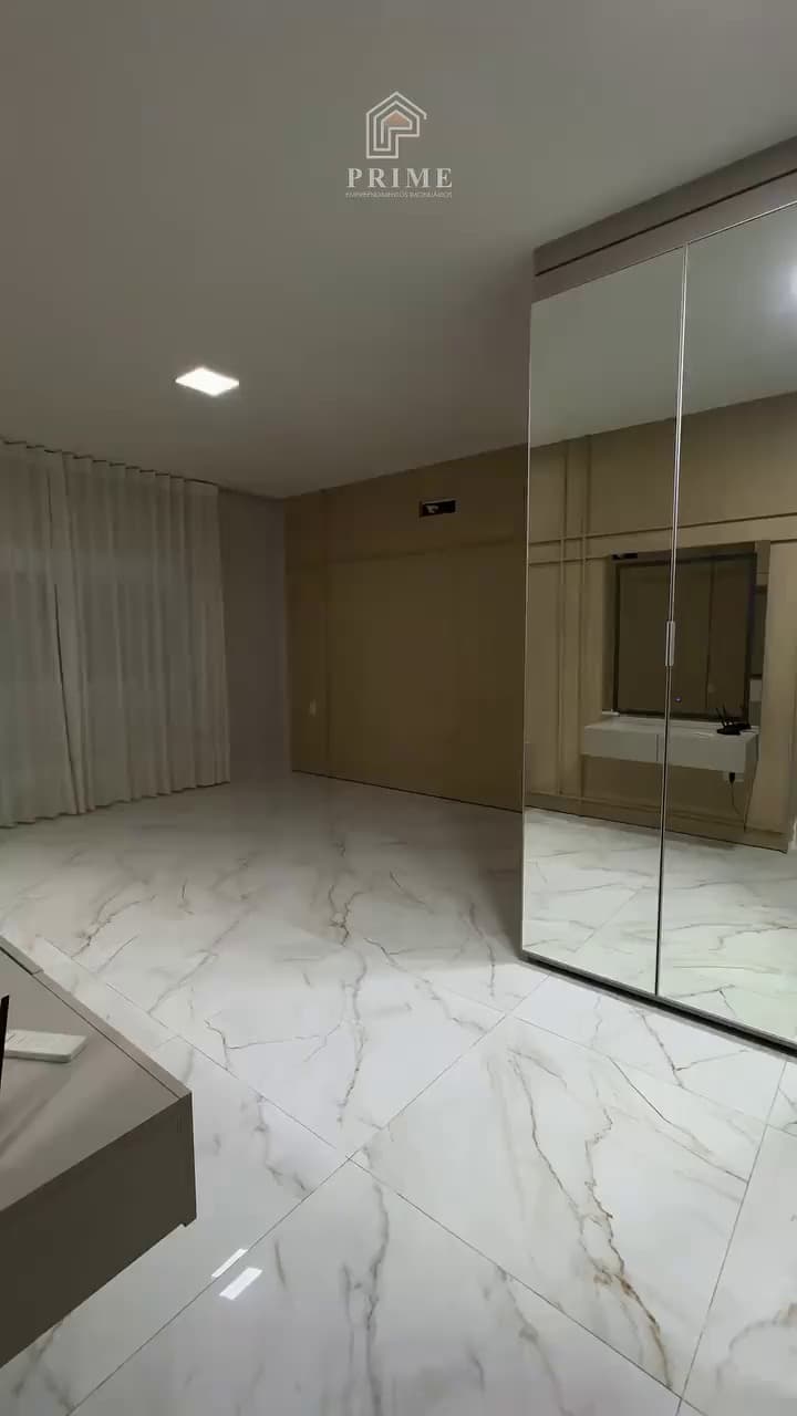 Suíte com armário embutido e porta espelhada